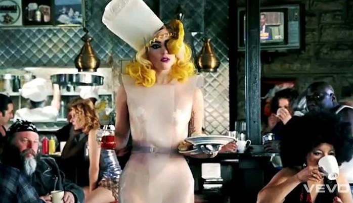 
	
	Lady Gaga lại là một nữ phục vụ tại một quán ăn. Cô chia sẻ: "Tôi đã làm công việc này khi 15 tuổi vì trợ cấp của tôi lúc đó là 20 USD một tuần - một con số khó khăn khi sống tại New York. Vì vậy tôi quyết định tìm đến với công việc phục vụ bàn".
